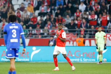 世界杯官方直播链接-德天空：莱比锡红牛即将签下阿卜杜勒·科内，接近与兰斯达成协议